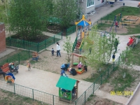 Ребятня "обкатывает" детскую площадку (прислано пользователем: Uzum42@ya.ru)